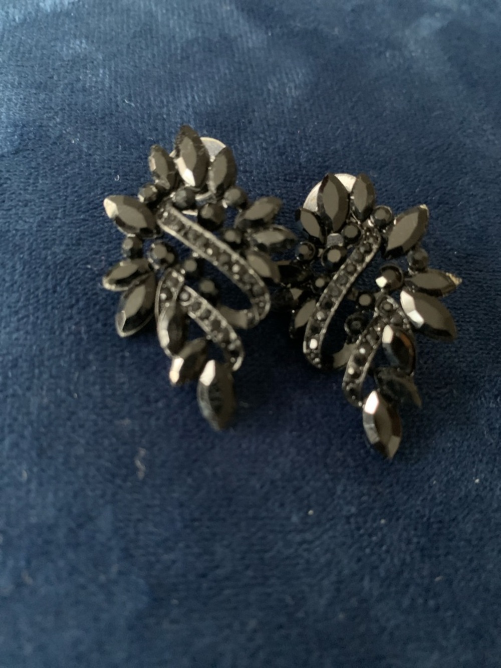 Elegant Black faux onyx Leaf Clip-On Earrings